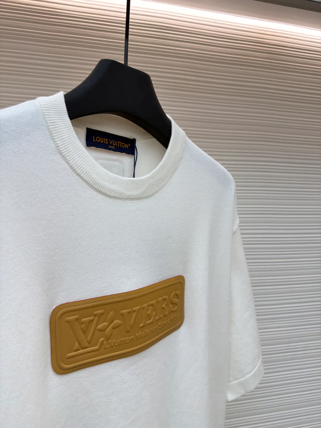LOUIS VUITTON patched logo short sleeves ●Authentic product: purchased and developed at 9350 ●Item number: 1680944-A65 ●Fabric: high-quality fine cotton yarn ●Technology: wool washed ●Version: fitted version ●Weight: about 365 grams ●Size: The overall routing is straight and delicate, the fabric is comfortable and soft, the color is consistent and there is no color difference, it can be matched with the same style to create a fashionable look, and can be used in various occasions, customized accessories, complete with three standards, the same style for men and women!